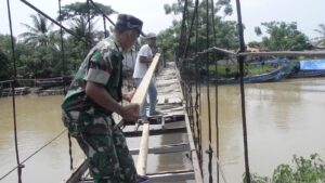 Atasi Kesulitan Warga, Babinsa Koramil 0602-11/Tirtayasa Bantu Perbaiki Jembatan