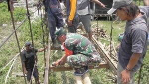 Atasi Kesulitan Warga, Babinsa Koramil 0602-11/Tirtayasa Bantu Perbaiki Jembatan