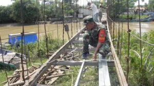 Atasi Kesulitan Warga, Babinsa Koramil 0602-11/Tirtayasa Bantu Perbaiki Jembatan