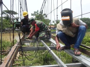 Atasi Kesulitan Warga, Babinsa Koramil 0602-11/Tirtayasa Bantu Perbaiki Jembatan