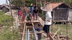 Atasi Kesulitan Warga, Babinsa Koramil 0602-11/Tirtayasa Bantu Perbaiki Jembatan