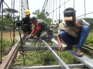 Atasi Kesulitan Warga, Babinsa Koramil 0602-11/Tirtayasa Bantu Perbaiki Jembatan