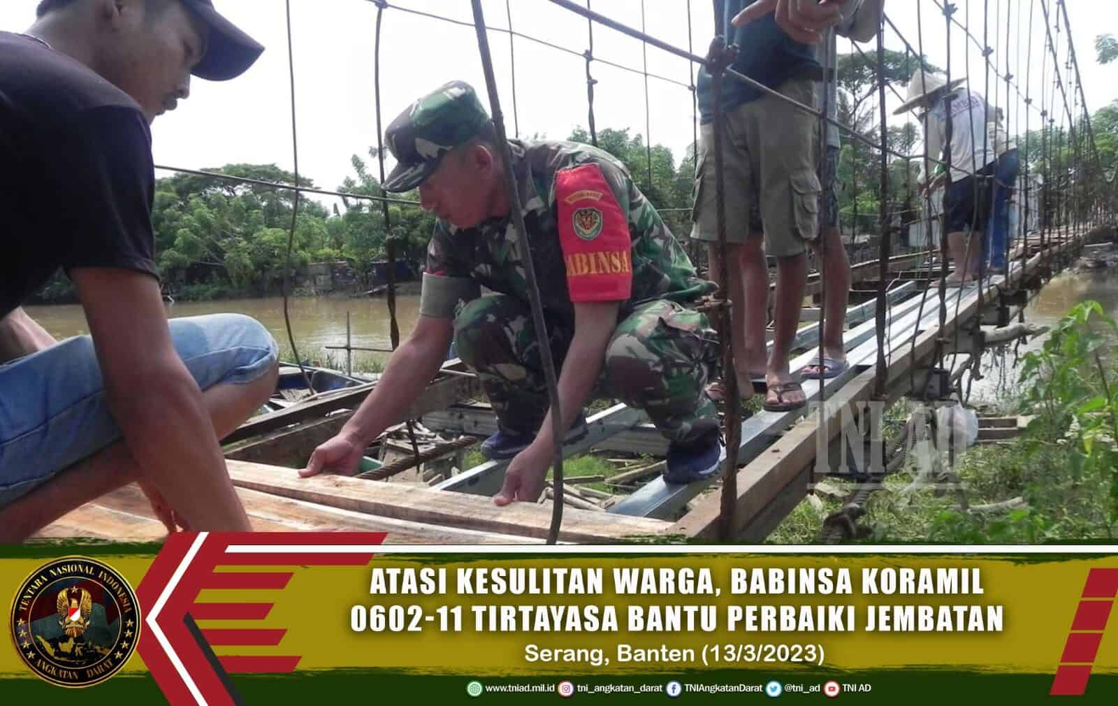 Atasi Kesulitan Warga, Babinsa Koramil 0602-11/Tirtayasa Bantu Perbaiki Jembatan