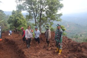Dandim 0422/LB Tinjau Lokasi Tanah Longsor Di Kecamatan Pagar Dewa