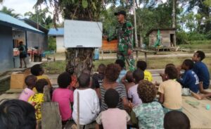 Kondisi Memprihatinkan, Satgas Yonif 143/TWEJ Dirikan Sekolah Darurat Di Pedalaman Papua