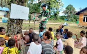 Kondisi Memprihatinkan, Satgas Yonif 143/TWEJ Dirikan Sekolah Darurat Di Pedalaman Papua