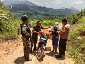 Sinergi TNI-Polri di Perbatasan, Personel Satgas Pamtas RI-Malaysia Yonarmed 19/105 Trk Bogani Gelar Sweeping Bersama Bhabinkamtibmas