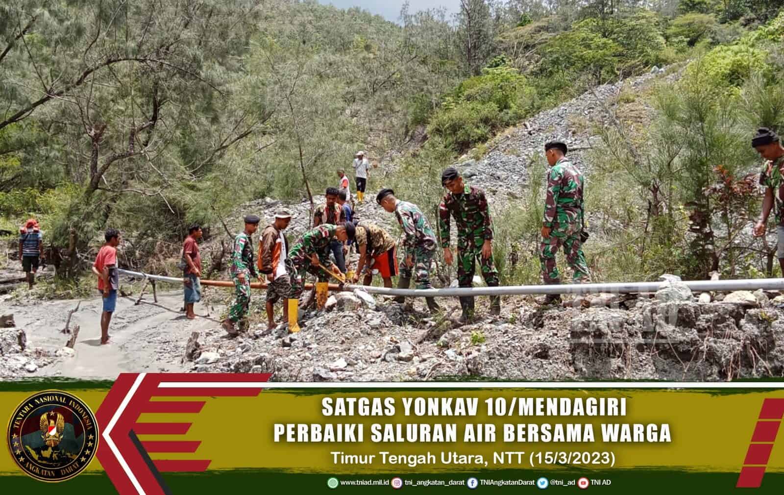 Satgas Yonkav 10/Mendagiri Tanggap Memperbaiki Saluran Air Utama Bersama Masyarakat