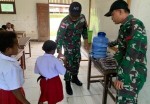 Peduli Perkembangan Generasi Penerus, Satgas Yonif 143/TWEJ Bantu Tingkatkan Gizi Siswa Di Perbatasan RI-PNG