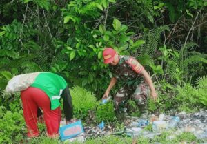 Ajarkan Peduli Lingkungan, Babinsa Yapsel Ajak Anak-Anak Punguti Sampah Plastik di Jalan