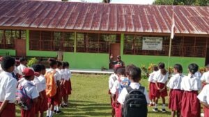 Tingkatkan Disiplin Siswa SD, Babinsa Biak Timur Ajarkan PBB