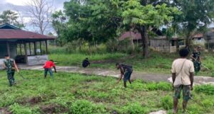 Rawat Balai Adat dan Aset Negara, Satgas Yonif 143/TWEJ Ajak Warga Gotong Royong