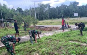 Rawat Balai Adat dan Aset Negara, Satgas Yonif 143/TWEJ Ajak Warga Gotong Royong