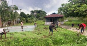 Rawat Balai Adat dan Aset Negara, Satgas Yonif 143/TWEJ Ajak Warga Gotong Royong