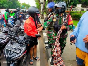 Babinsa Koramil 03/Pasar Rebo, Kodim 0505/Jakarta Timur, amankan Tiga Pemuda Bersenjata Tajam yang Hendak Tawuran