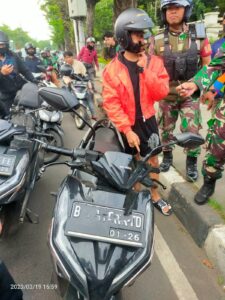 Babinsa Koramil 03/Pasar Rebo, Kodim 0505/Jakarta Timur, amankan Tiga Pemuda Bersenjata Tajam yang Hendak Tawuran