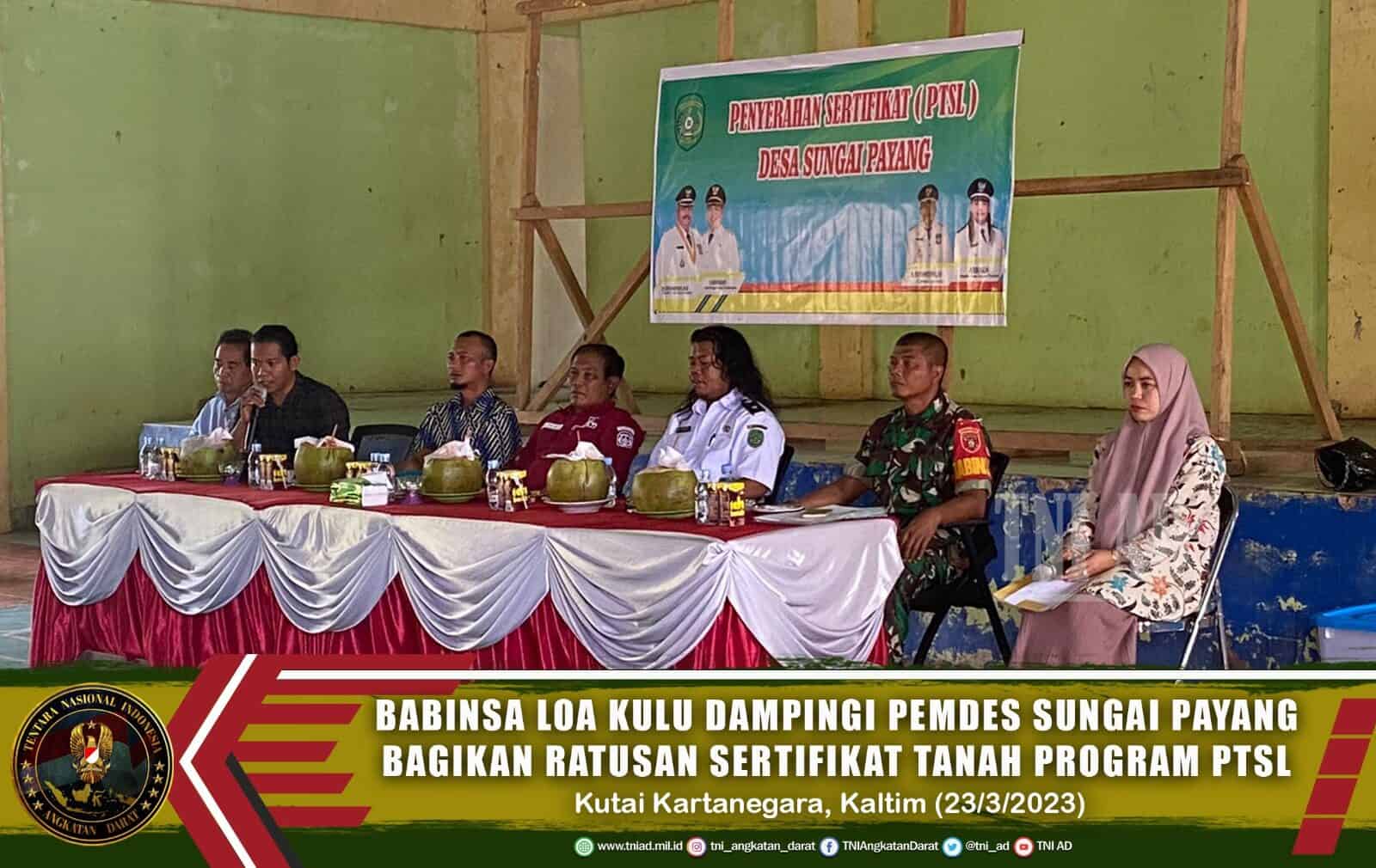 Babinsa Loa Kulu Sertu Giono Dampingi Pemdes Sungai Payang Bagikan Ratusan Sertifikat Tanah Program PTSL