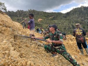 Pos Balingga Satgas Yonif Mekanis 203/AK Perbaiki Akses Jalan Tertimbun Longsor