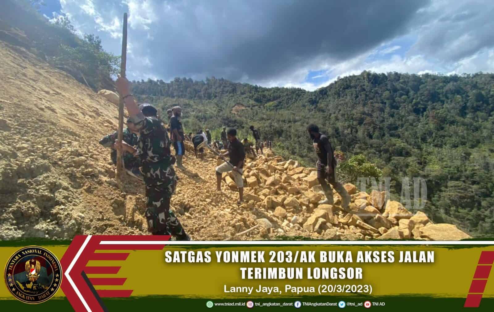 Pos Balingga Satgas Yonif Mekanis 203/AK Perbaiki Akses Jalan Tertimbun Longsor