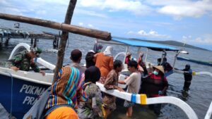 Seberangi Lautan, Babinsa Moyo Hilir Kawal Tim Puskesmas Gelar Posyandu di Desa Olat Rawa
