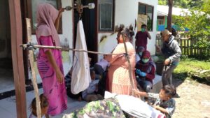 Seberangi Lautan, Babinsa Moyo Hilir Kawal Tim Puskesmas Gelar Posyandu di Desa Olat Rawa