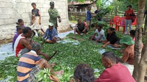 Buat Pupuk Bokashi, Babinsa Umaklaran Dukung Pengembangan Pertanian Cerdas Iklim