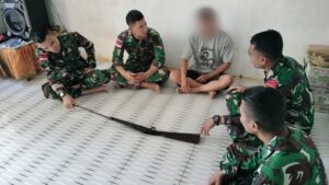 Satgas Pamtas Yonarmed 19/105 Trk Bogani Terima Dua Pucuk Senpi Rakitan Dari Kegiatan Komsos