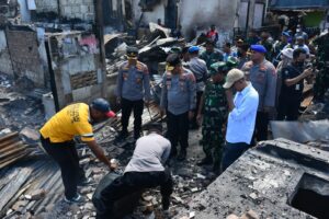 Peduli Nasib Korban, Pangdam Kasuari dan Kapolda Tinjau Lokasi Kebakaran Sorong