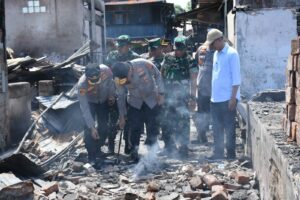 Peduli Nasib Korban, Pangdam Kasuari dan Kapolda Tinjau Lokasi Kebakaran Sorong