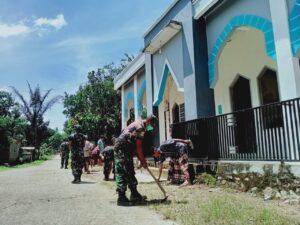 Wujud Toleransi Di Kampung Pancasila, Babinsa Kodim 1402/Polman Bersama Masyarakat Lintas Agama Bersihkan Masjid Pada Bulan Ramadhan