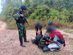 Satgas Pamtas RI-Malaysia Yonarmed 19/105 Trk Bogani Amankan Dua Orang PMI Non Prosedural di Jalur Tidak Resmi