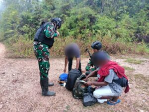 Satgas Pamtas RI-Malaysia Yonarmed 19/105 Trk Bogani Amankan Dua Orang PMI Non Prosedural di Jalur Tidak Resmi