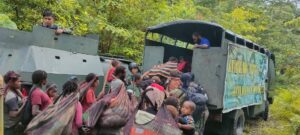Empat Hari Berjalan Kaki, Masyarakat Koroptak Di Evakuasi Tim Patroli Yonif R 514 Kostrad Di Tengah Hutan Nduga