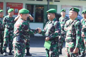 Dandim 0410/Kota Bandar Lampung Berikan Penghargaan Kepada Personel Berprestasi