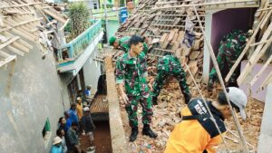 Prajurit Kodim 0705/ Magelang Bersama Polri Dan Pemda Kerja Bakti Bersihkan Puing Ledakan