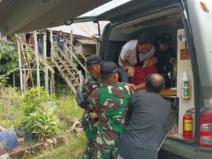 Aksi Sigap Personel Satgas Yonarmed 19/105 Trk Bogani Evakuasi Warga Sakit Ke Fasilitas Kesehatan