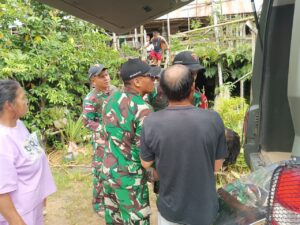 Aksi Sigap Personel Satgas Yonarmed 19/105 Trk Bogani Evakuasi Warga Sakit Ke Fasilitas Kesehatan