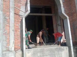 Jalin Kebersamaan Babinsa Gotong Royong Bangun Masjid