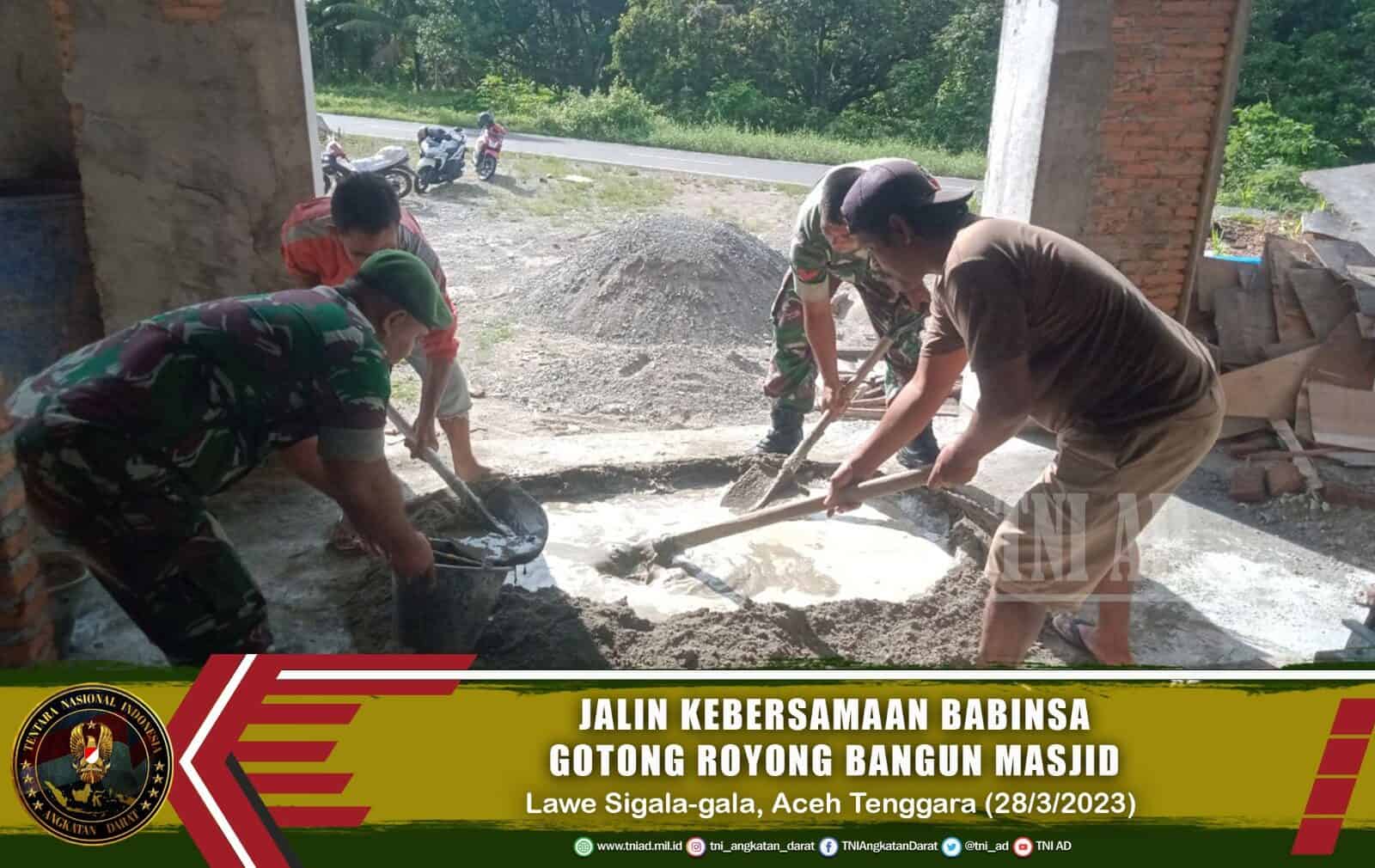 Jalin Kebersamaan Babinsa Gotong Royong Bangun Masjid