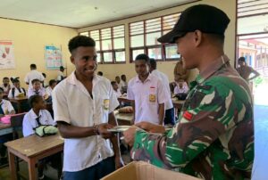 Tingkatkan Minat Baca, Satgas Yonif 143/TWEJ Bagikan Buku Bacaan Kepada Siswa di Papua