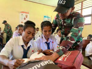 Tingkatkan Minat Baca, Satgas Yonif 143/TWEJ Bagikan Buku Bacaan Kepada Siswa di Papua
