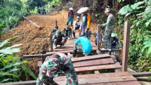 Pembuatan Jembatan Kayu Menuju Ke PLTMH Oleh Satgas Pamtas Yon Armed 5/PG Bersama Warga Desa Long Jelet