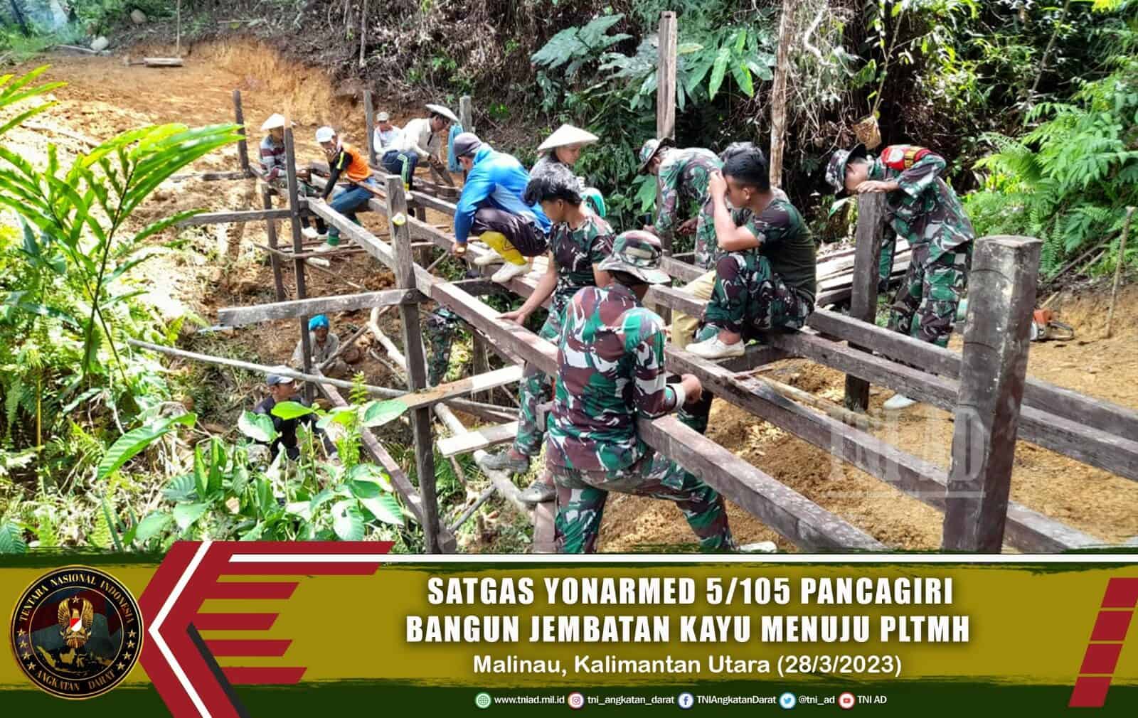 Pembuatan Jembatan Kayu Menuju Ke PLTMH Oleh Satgas Pamtas Yon Armed 5/PG Bersama Warga Desa Long Jelet