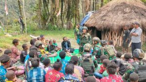 Manfaatkan Tanaman Khas Papua, Satgas YR 321/GT Ajarkan Mama Distrik Dal Buat Ketupat
