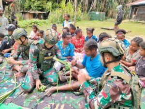 Manfaatkan Tanaman Khas Papua, Satgas YR 321/GT Ajarkan Mama Distrik Dal Buat Ketupat