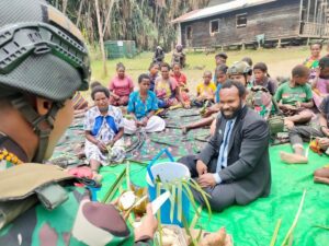 Manfaatkan Tanaman Khas Papua, Satgas YR 321/GT Ajarkan Mama Distrik Dal Buat Ketupat