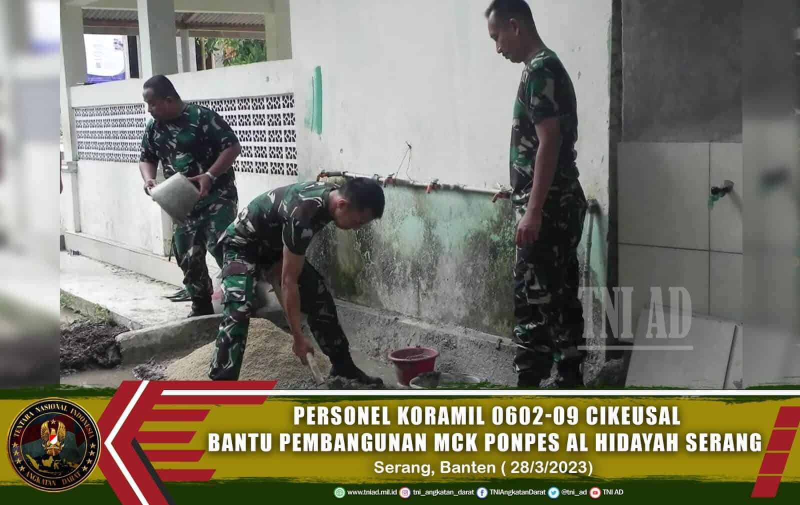 Anggota Koramil 0602-09/Cikeusal Bantu Bangun MCK Ponpes Al Hidayah