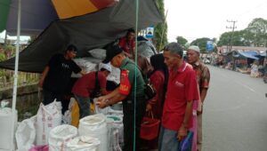 Babinsa Kodim 1002/Hulu Sungai Pantau Harga Kebutuhan Bahan Pokok di Pasar Tradisional