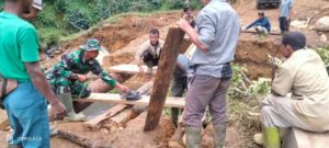 Babinsa Bersama Warga Bagun Jembatan Darurat Penghubung Dua Desa