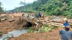 Babinsa Bersama Warga Bagun Jembatan Darurat Penghubung Dua Desa